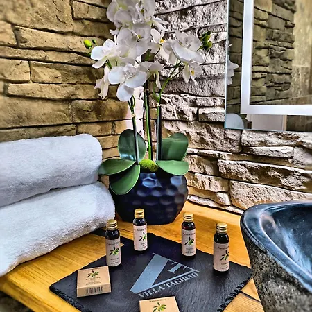 Tagibao Avec Piscine Chauffee Et Villa *